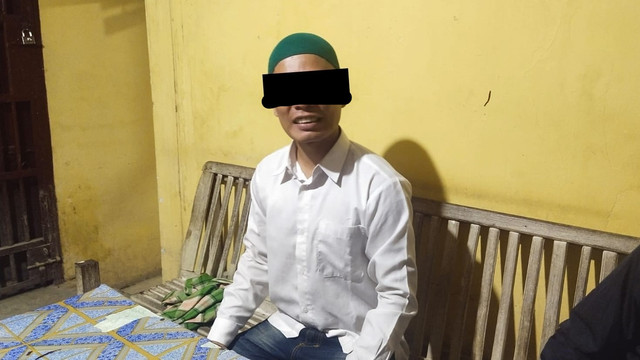 Pria berinisial AR diamankan setelah membuat heboh warga di Aceh Utara karena mengklaim dirinya sebagai Imam Mahdi lewat pengeras suara masjid. Foto: Dok. Polda Aceh