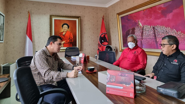 Anggota DPR RI dari Fraksi PDI-Perjuangan, Arteria Dahlan (kiri), berbincang dengan Sekjen PDIP Hasto Kristiyanto (kanan), Kamis (20/1/2022). Foto: Dok: PDIP