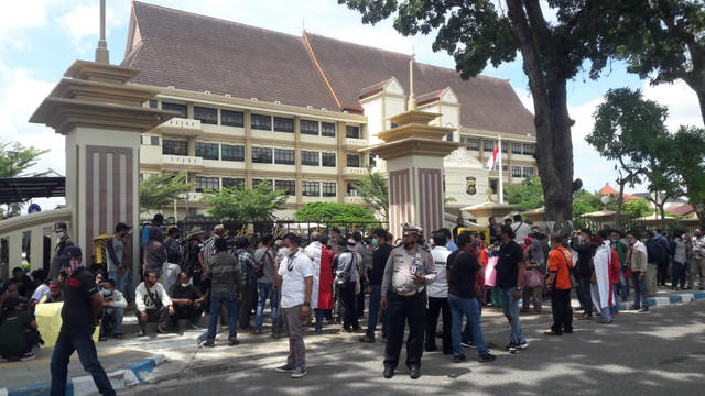 Demo yang berlangsung di depan Polda Jambi. (Foto: Jambikita)
