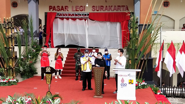 Ketua DPR RI, Puan Maharani, menekan sirine dalam peresmian Pasar Legi, Solo, Kamis (20/01/2022). FOTO: Tara Wahyu