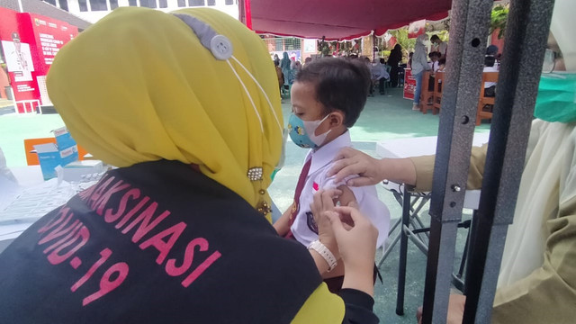Petugas kesehatan memberikan vaksin kepada seorang siswa saat vaksinasi COVID-19 anak berusia 6-11 tahun di Kabupaten Cianjur, Kamis (20/1/2022).  Foto: Dok. Istimewa