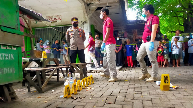 Petugas kepolisian saat lakukan olah TKP, di Plaza Cepu, Blora. Rabu (19/01/2022) (foto: dok istimewa)