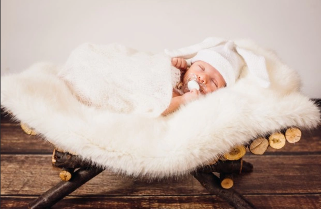 Ilustrasi bayi yang akan mengikuti acara selapanan. Foto: freepik.com/v-ivash