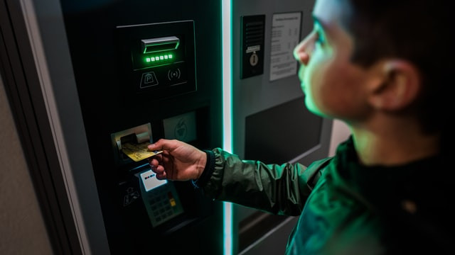 Cara mengambil uang di ATM Mandiri. Sumber: unsplash.com
