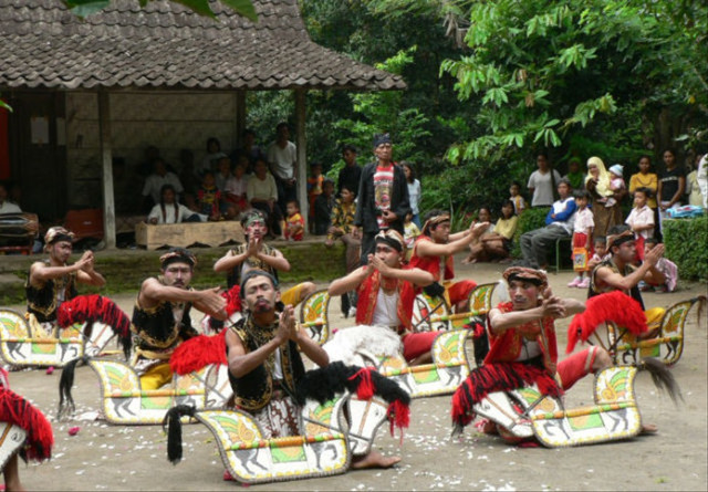 Ilustrasi Properti Tarian Kuda Lumping dan Penjelasan Lengkapnya. Sumber: encyclopedia.jakarta-tourism.go.id