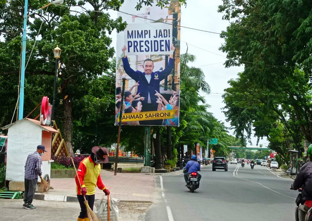 Baliho dari Ahmad Sahroni yang berada di Jalan Radial, Palembang. (Abdul Toriq/Urban Id)