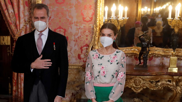 Presiden Pemerintah, Pedro Sanchez Raja Felipe VI dari Spanyol dan Ratu Letizia dari Spanyol di Istana Kerajaan, Madrid, Spanyol, Senin (17/1/2022). Foto: Juan Carlos Hidalgo/Pool/Getty Images