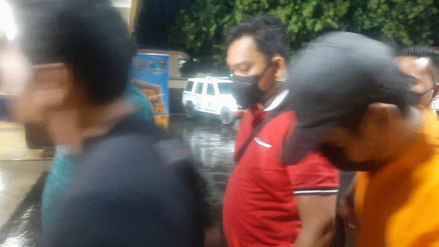 Hadfana Firdaus yang menendang sesajen di area Gunung Semeru digiring polisi ke dalam ruang tahanan Markas Kepolisian Resor Lumajang, Kamis (20/1/2022) malam. Foto: Dok. Istimewa