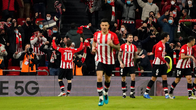 Pemain Athletic Bilbao Iker Muniain merayakan gol pertama mereka saat melawan Barcelona di San Mames, Bilbao, Spanyol, Kamis (20/1/2022). Foto: Vincent West/Reuters