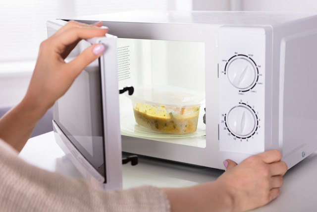 Ilustrasi microwave. Foto: Andrey_Popov/Shutterstock
