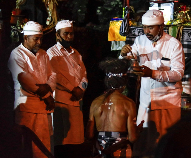 Penari diperciki tirta suci sebelum melakukan tarian Sanghyang di Banjar Jangu, Desa Aat Duda, Karangasem, Bali - foto: Ade Gita Ahimsa