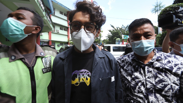 Tersangka Ardhito Pramono saat tiba di RSKO (Rumah Sakit Ketergantungan Obat) untuk di rehabilitasi di Jakarta, Jumat, (21/1/2022). Foto: Agus Apriyanto