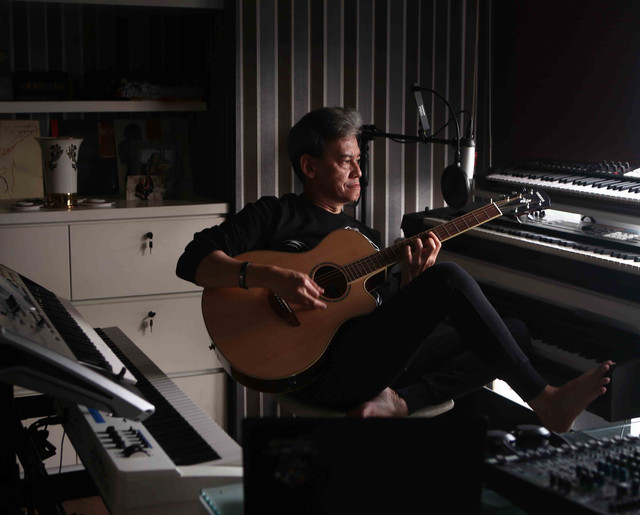 Penyanyi Fariz Rustam Munaf di Supermusic NEXTZone Live 360 Virtual Concert. Foto: Dok. Supermusic