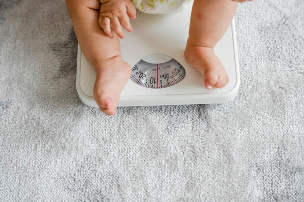 Ilustrasi kenaikan berat badan bayi yang normal (Sumber: Freepik)