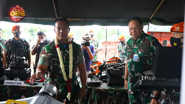 Panglima TNI Andika Perkasa (kiri) melihat drone buatan Israel. Foto: Youtube/Jenderal TNI Andika Perkasa