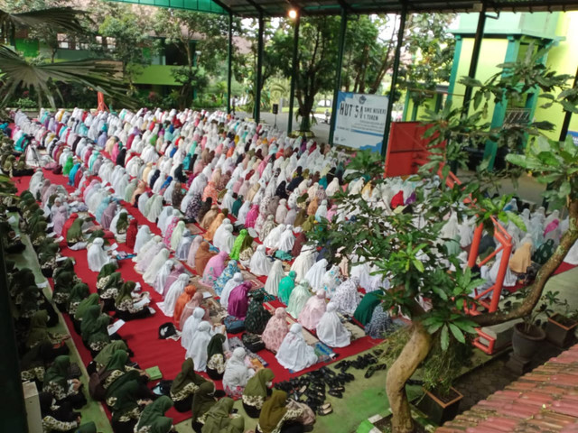 Suasana istighosah dan doa bersama sebagai rangkaian HUT ke-54 SMKN 1 Turen yang digelar dengan protokol kesehatan ketat. Foto: dok