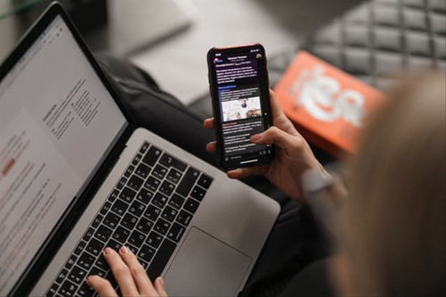 Ilustrasi cek plat nomor secara online. (Foto: Unsplash).