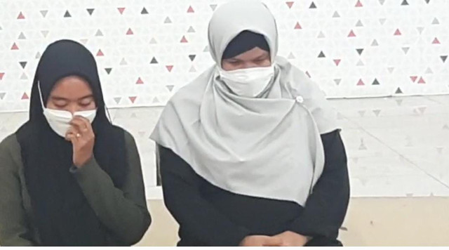 dokter G (kanan), menyangkal menyuntikkan vaksin bodong ke siswa SD di Medan Foto: Dok. Istimewa