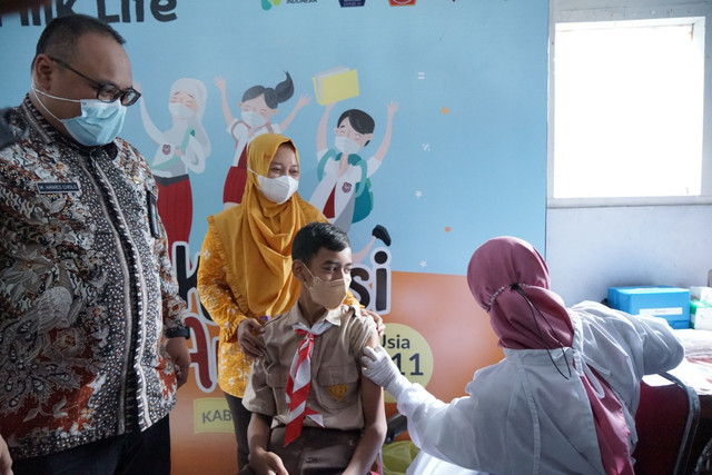 Wakil Bupati Rembang Mochamad Hanies Cholil Barro meninjau vaksinasi anak di SDN 2 Gunungsari, Kecamatan Kaliori, Jumat (21/1/2022). Foto: Dok. Istimewa