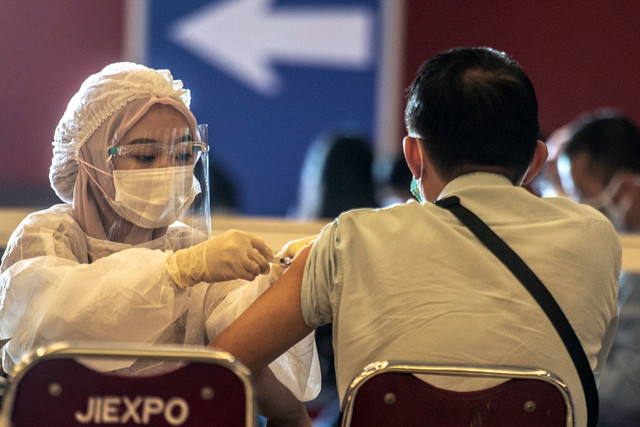 Petugas kesehatan menyuntikkan vaksin dosis ketiga atau booster COVID-19 kepada warga di Jiexpo Kemayoran, Jakarta, Jumat (21/1/2022). Foto: Muhammad Adimaja/ANTARA FOTO
