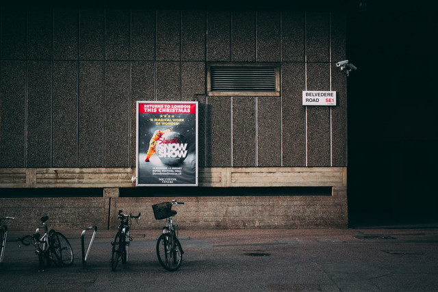 Ilustrasi Pengertian dan Fungsi Poster sebagai Media Pemasaran. Sumber: unsplash.com/Jeremy Downes