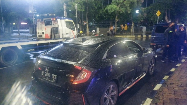 Kecelakaan sebuah mobil menabrak beberapa sepeda motor di depan gedung Summitmas, arah Bundaran Senayan, Jakarta, Sabtu (22/1/2022) dini hari. Foto: Twitter/@TMCPoldaMetro