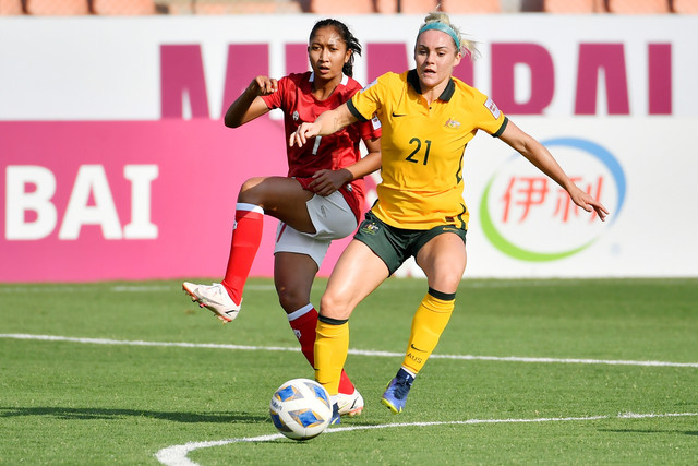 Pemain Timnas putri Indonesia Octavianti Dwi Nurmalita (kiri) berebut bola dengan pemain Timnas putri Australia Ellie Carpenter dalam laga Grup B Piala Asia 2022 di Stadion Mumbai Football Arena, Mumbai, India, Jumat (21/1/2022). Foto: AFC/HO ANTARA FOTO