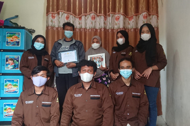 Mahasiswa KKN Prodi Teknologi Pangan, Fakultas Teknik dan Ilmu Pangan Halal, Universitas Djuanda Bogor Gelar Kegiatan Sosialisasi Mengenai Pentingnya Penerapan Sanitasi dan Higiene serta Legalitas Berusaha di UMKM Pisang Sale Desa Lemah Duhur, Kecamatan Caringin, Kabupaten Bogor.