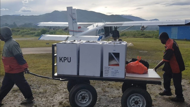 Logistik pilkada ulang Yalimo yang mulai didistribusi lewat jalur udara. (Bumipapua.com/Stefanus Tarsi) 