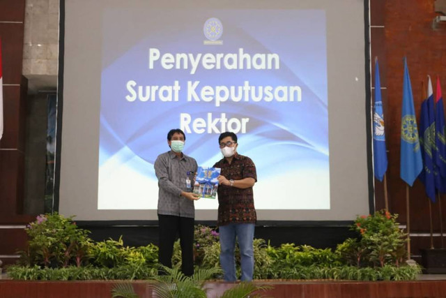 Rektor Unud saat penyerahan Surat Keputusan Rektor tentang Penetapan Pemenang Lelang Pembangunan Asrama Mahasiswa beserta Sarana Penunjang, Jumat (21/1/2022) kepada PT Waskita Karya Realty - IST