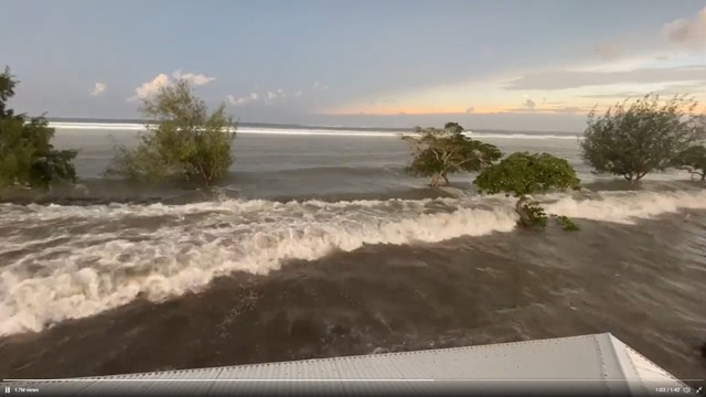 Tsunami akibat letusan gunung berapi bawah laut di negara Pasifik Tonga.Foto: Twitter/@sakakimoana