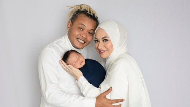 Sule bersama Nathalie Holscher dan baby Adzam. Foto: Instagram.com/ferdinan_sule