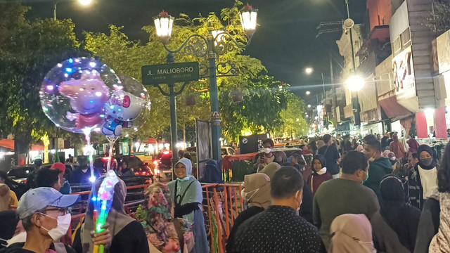 Malioboro pada Jumat (22/1) malam dipenuhi wisatawan. Foto: ESP