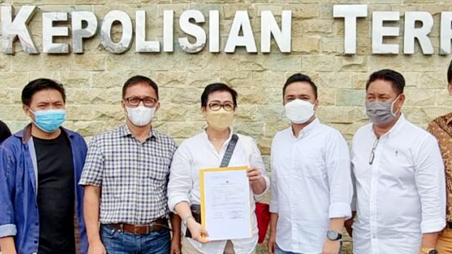 Ketua Gerindra Sulut, Conny L Rumondor, memegang tanda bukti laporan atas Edy Mulyadi yang dianggap telah melakukan fitnah dan ujaran kebencian terhadap Ketua Umum Gerindra, Prabowo Subianto.