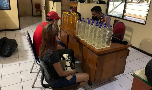 Pelaku beserta barang bukti ciu diamankan polisi di Mapolresta Solo. FOTO: Agung Santoso
