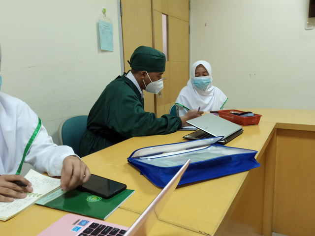 Dosen Spesialis Medikal Bedah "Prima Trisna Aji" ketika mengajar mahasiswa Praktek di Rumah Sakit