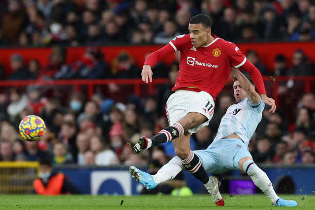 Pemain Manchester United Greenwood beraksi dengan pemain West Ham United Aaron Cresswell di Old Trafford, Manchester, Inggris, Sabtu (22/12/2022). Foto: Phil Noble/REUTERS