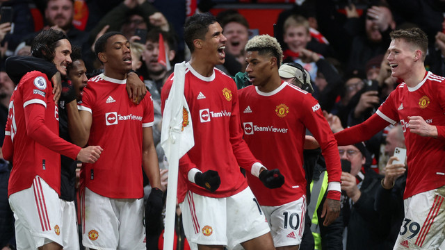 Pemain Manchester United (MU) berselebrasi usai mencetak gol pertama mereka dengan rekan setimnya di Old Trafford, Manchester, Inggris, Sabtu (22/12/2022). Foto: Phil Noble/REUTERS
