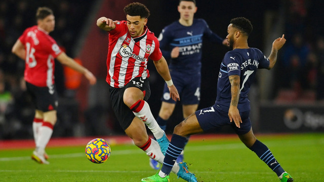 Pemain Southampton Che Adams beraksi dengan pemain Manchester City Raheem Sterling di St Mary's Stadium, Southampton, Inggris, Sabtu (22/1/2022). Foto: Dylan Martinez/REUTERS