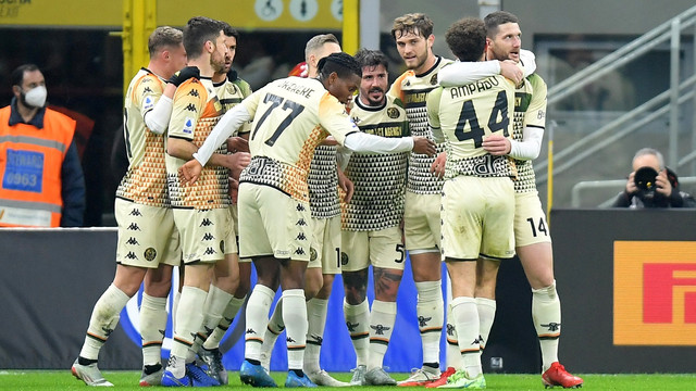 Pemain Venezia Thomas Henry merayakan gol pertama mereka dengan rekan setimnya saat hadapi Inter Milan di San Siro, Milan, Italia, Sabtu (22/1/2022). Foto: Daniele Mascolo/REUTERS