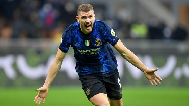Pemain Inter Milan Edin Dzeko berselebrasi usai mencetak gol ke gawang Venezia di San Siro, Milan, Italia, Sabtu (22/1/2022). Foto: Daniele Mascolo/REUTERS
