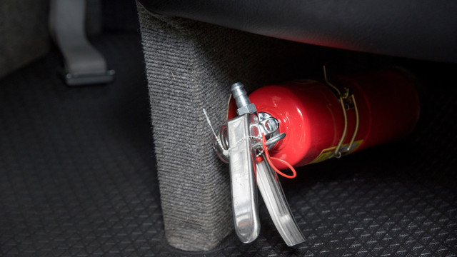 Ilustrasi tabung pemadam di mobil. Foto: kenzaza/Getty Images