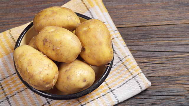 Resep Buka Puasa Anak: Bola-Bola Kentang Keju yang Renyah. Foto: Aleksandrs Samuilovs/Shutterstock