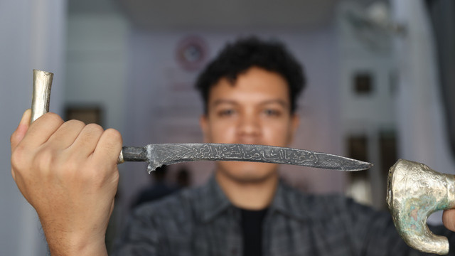 Rencong dengan ukiran kaligrafi di bilahnya, koleksi Tarmizi Abdul Hamid. Foto: Suparta/acehkini