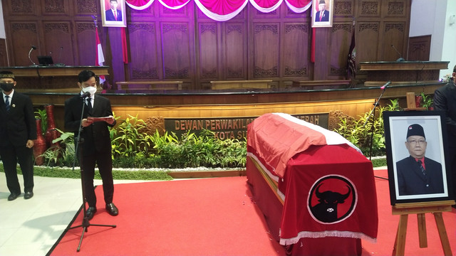Wali Kota Solo, Gibran Rakabuming Raka, memberikan sambutan dalam prosesi penghormatan terakhir jenazah politisi senior PDIP Solo, Putut Gunawan, di Graha Paripurna DPRD Solo, Minggu (23/01/2022). FOTO: Tara Wahyu
