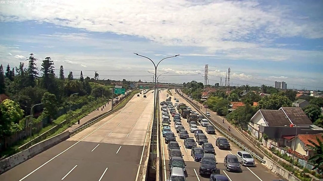 Polisi melakukan penindakan kepada pengemudi kendaraan mobil mewah yang beriringan dan melaksanakan dokumentasi di dalam ruas Tol Desari. Foto: Instagram/@tmcpoldametro