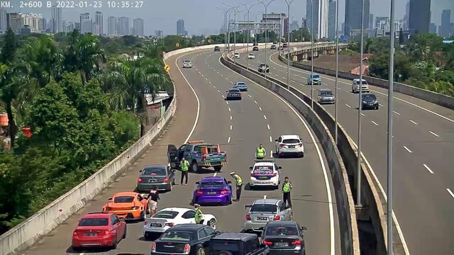 Polisi melakukan penindakan kepada pengemudi kendaraan mobil mewah yang beriringan dan melaksanakan dokumentasi di dalam ruas Tol Desari. Foto: Instagram/@tmcpoldametro