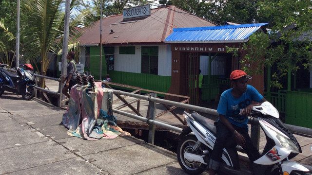 Motor listrik di Agats, ibu kota Kabupaten Asmat. (BumiPapua.com/Katharina) 