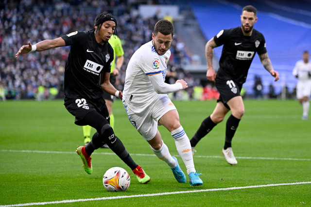 Pemain Real Madrid Eden Hazard berusaha melewati pemain Elche pada pertandingan lanjtan Liga Spanyol di Santiago Bernabeu, Madrid, Spanyol, Minggu (23/1/2022).
 Foto: PIERRE-PHILIPPE MARCOU / AFP