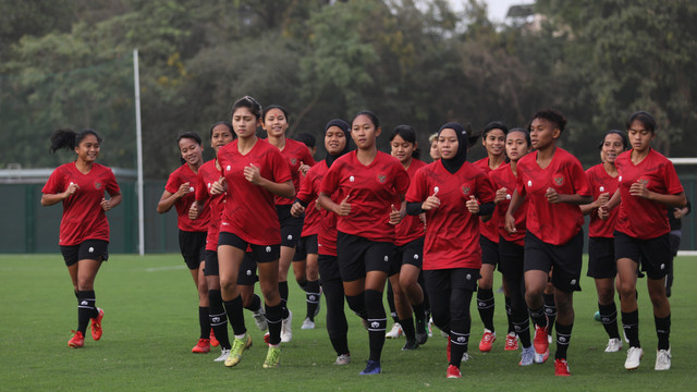 Timnas Putri Indonesia menggelar sesi latihan saat mengikuti Piala Asia Wanita 2022 di India, Minggu (23/1/2022).  Foto: PSSI